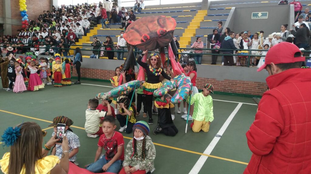 El día 5 de Agosto el colegio Antonio Baraya, tuvo su dia de la Colombianidad , el evento se llevó a cabo en el polideportivo el Quiroga, donde los diversos grupos, presentaron avances de sus procesos artísticos. Felicitaciones Familia Barayista!