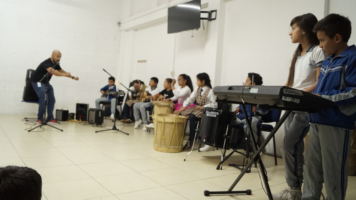 Musica Arte en la Escuela Crea Las Flores – Adrian Alejandro Moncayo Ordoez