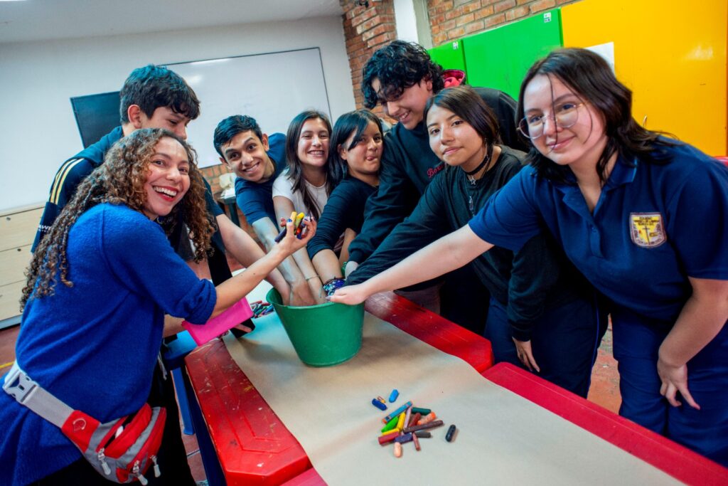 Talleres gratuitos de creación digital en Bogotá para niñas, niños y jóvenes
