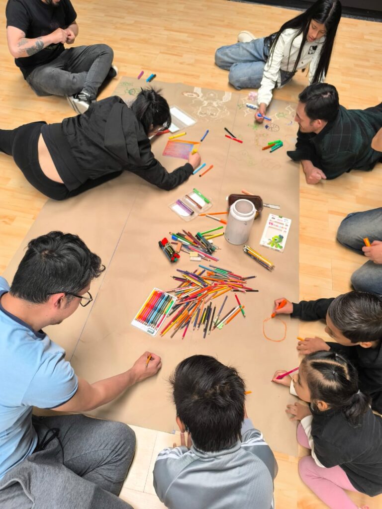 Cinco personas dibujan en el piso