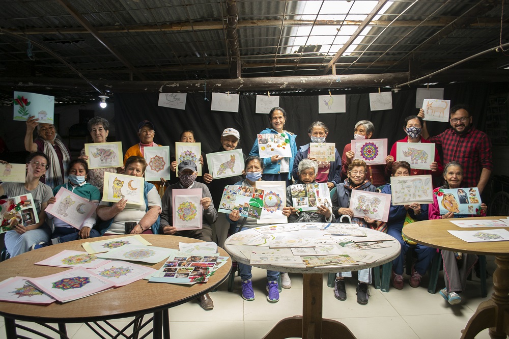 Un grupo de adultas mayores en un taller de escritura